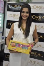 Sonam Kapoor at the launch of Spring Summer 2010 look Golden Girl in Mumbai on 14th March 2010 (20).JPG
